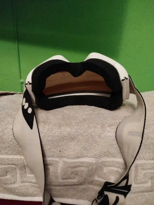 Gafas de esquí blancas y marrones