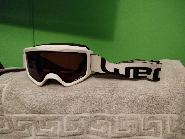 Gafas de esquí blancas y marrones