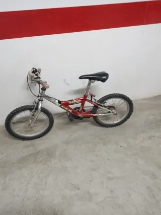 Bicicleta infantil roja y plateada riedas16/2.125
