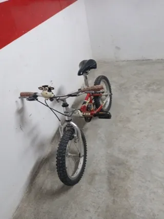 Bicicleta infantil roja y plateada riedas16/2.125