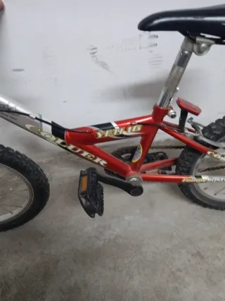 Bicicleta infantil roja y plateada riedas16/2.125