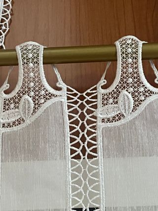 Visillo blanco roto ,con diseño de manzanas