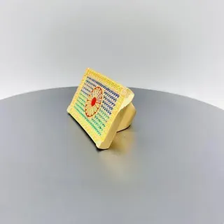 SELLO BANDERA GITANA CON CIRCONITAS. Oro 18k.