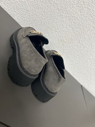 Mocasines grises con cadena dorada