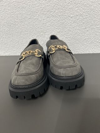 Mocasines grises con cadena dorada