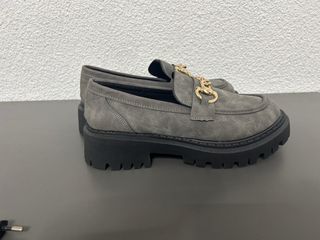 Mocasines grises con cadena dorada