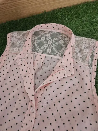 Camisa rosa de lunares y encaje