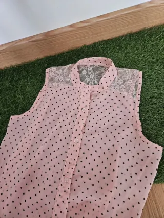 Camisa rosa de lunares y encaje