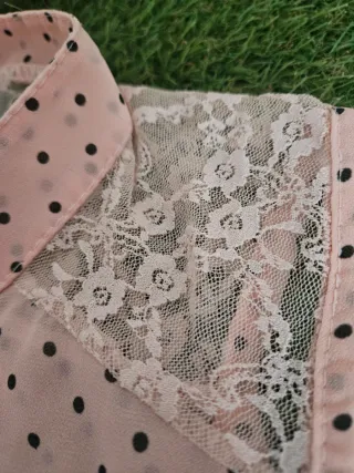 Camisa rosa de lunares y encaje
