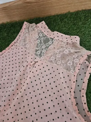 Camisa rosa de lunares y encaje