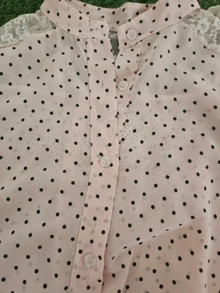 Camisa rosa de lunares y encaje