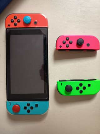 Nintendo Switch con funda y dos mandos extra