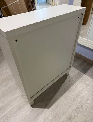 Mueble Besta Ikea con estantes de cristal