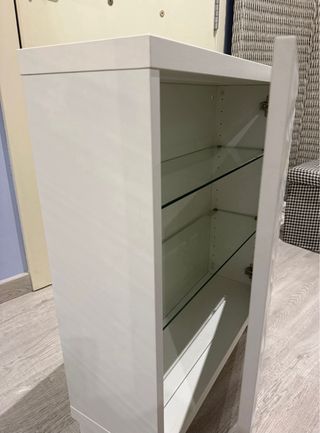 Mueble Besta Ikea con estantes de cristal