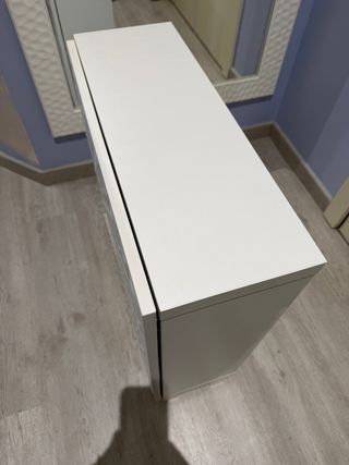 Mueble Besta Ikea con estantes de cristal