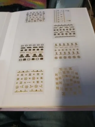 Pegatinas para uñas Chanel doradas hay unas 300 pe