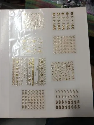 Pegatinas para uñas Chanel doradas hay unas 300 pe
