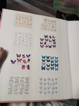 Pegatinas para uñas Chanel doradas hay unas 300 pe