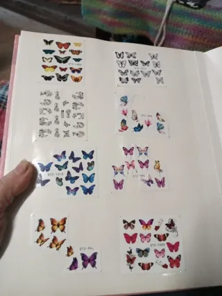 Pegatinas para uñas Chanel doradas hay unas 300 pe