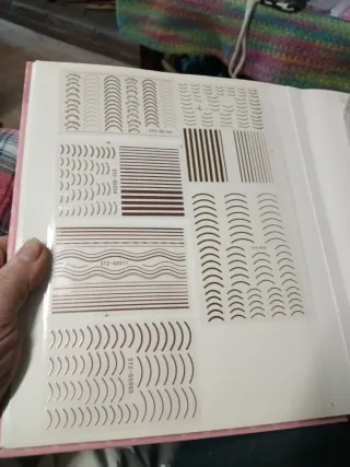 Pegatinas para uñas Chanel doradas hay unas 300 pe