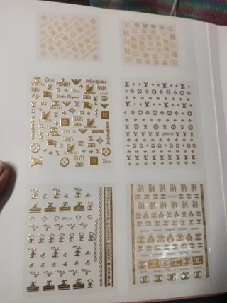 Pegatinas para uñas Chanel doradas hay unas 300 pe