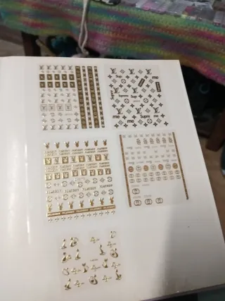 Pegatinas para uñas Chanel doradas hay unas 300 pe