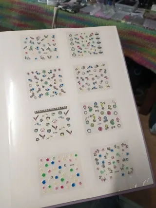Pegatinas para uñas Chanel doradas hay unas 300 pe