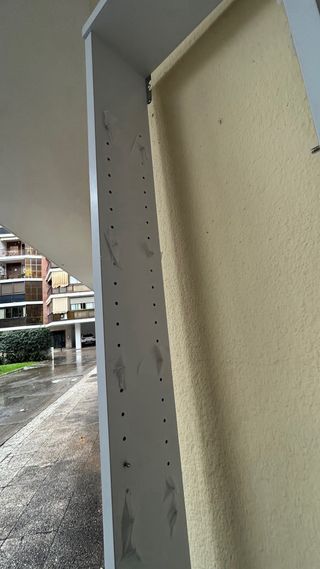 Estantería blanca con  16 baldas