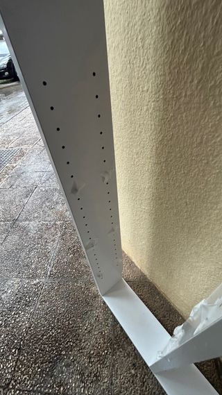 Estantería blanca con  16 baldas