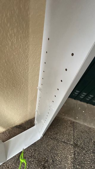 Estantería blanca con  16 baldas