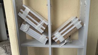 Estantería blanca con  16 baldas