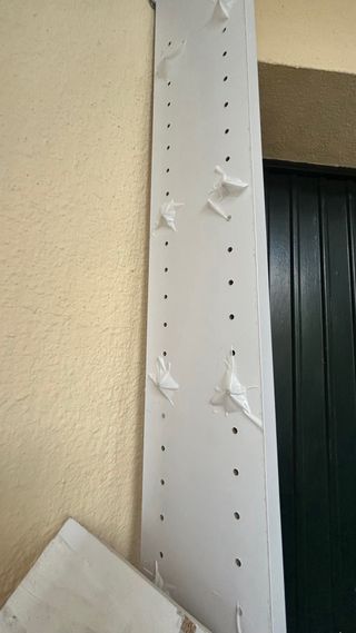 Estantería blanca con  16 baldas