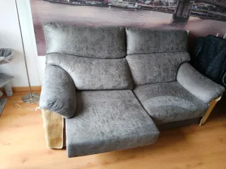 Sofá de tela gris casi nuevo