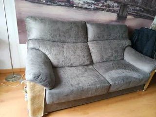 Sofá de tela gris casi nuevo