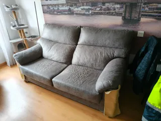 Sofá de tela gris casi nuevo