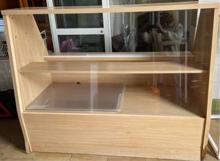 Panera de madera con vitrina