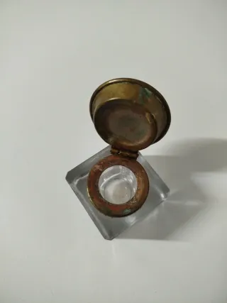 Tintero antiguo de cristal y metal