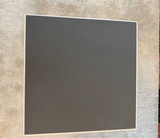 Mesita auxiliar Ikea blanca y gris con estante