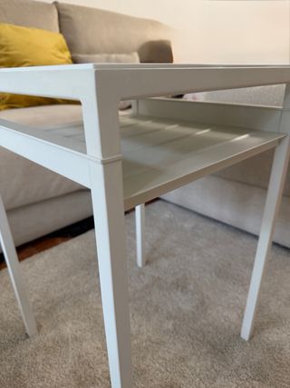 Mesita auxiliar Ikea blanca y gris con estante
