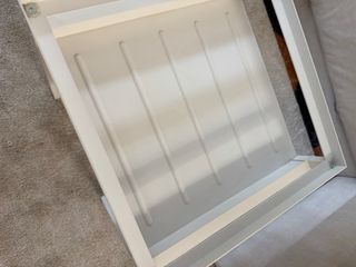 Mesita auxiliar Ikea blanca y gris con estante