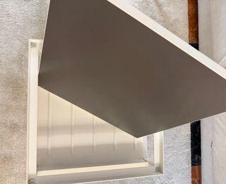 Mesita auxiliar Ikea blanca y gris con estante