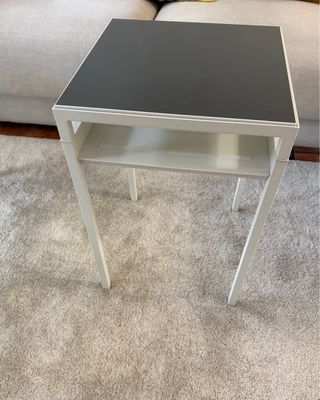 Mesita auxiliar Ikea blanca y gris con estante