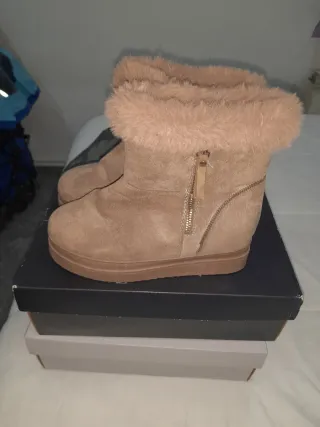 Botas beige con pelo y cremallera