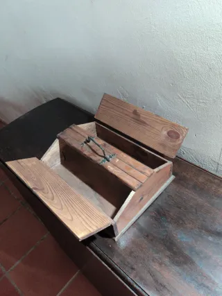 Caja de madera antigua con asa