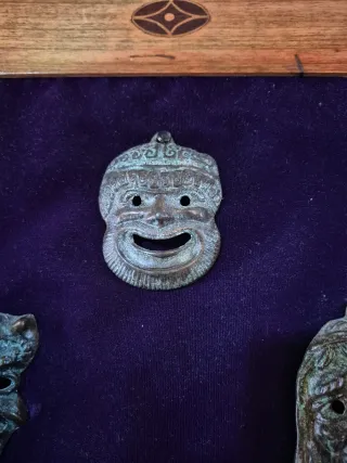 Seis máscaras de bronce antiguas Colección de masc
