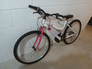 Bicicleta blanca y rosa 26