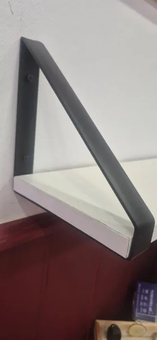 Estantería flotante madera y metal