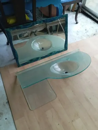 Lavabo de cristal con espejo y estante