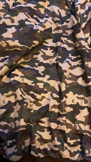 Chaqueta con capucha camuflaje