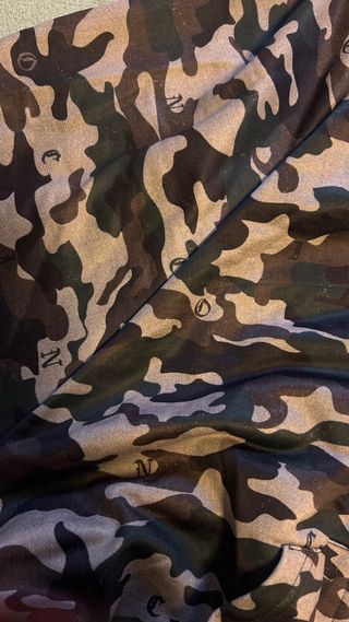 Chaqueta con capucha camuflaje